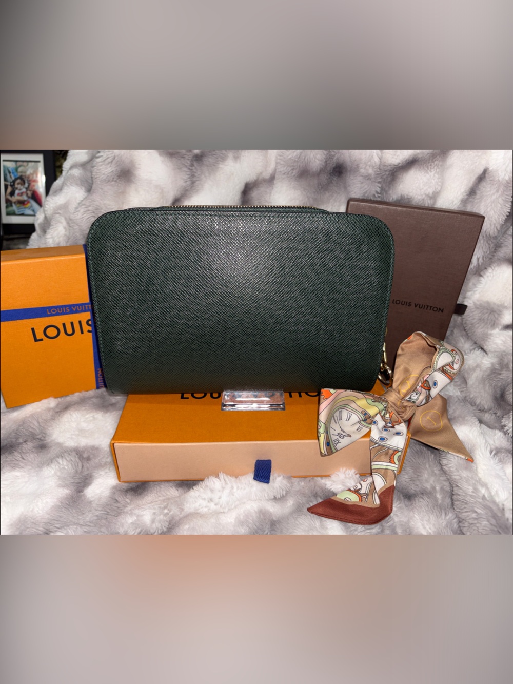 Louis Vuitton Baikal clutch in green Taiga leather with unbranded Twilly